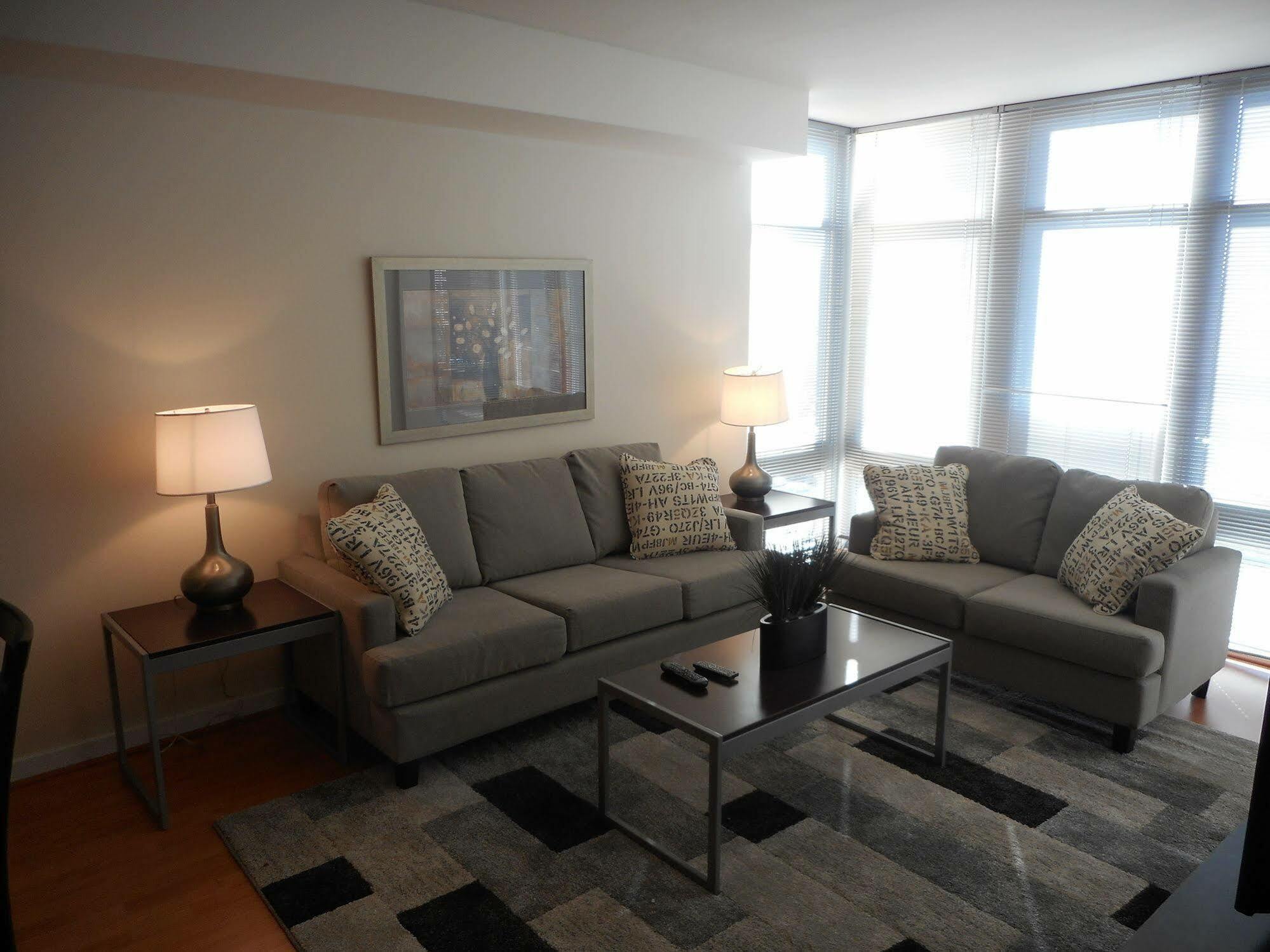 Weichert Suites At Wisconsin Place تشيفي تشيس المظهر الخارجي الصورة