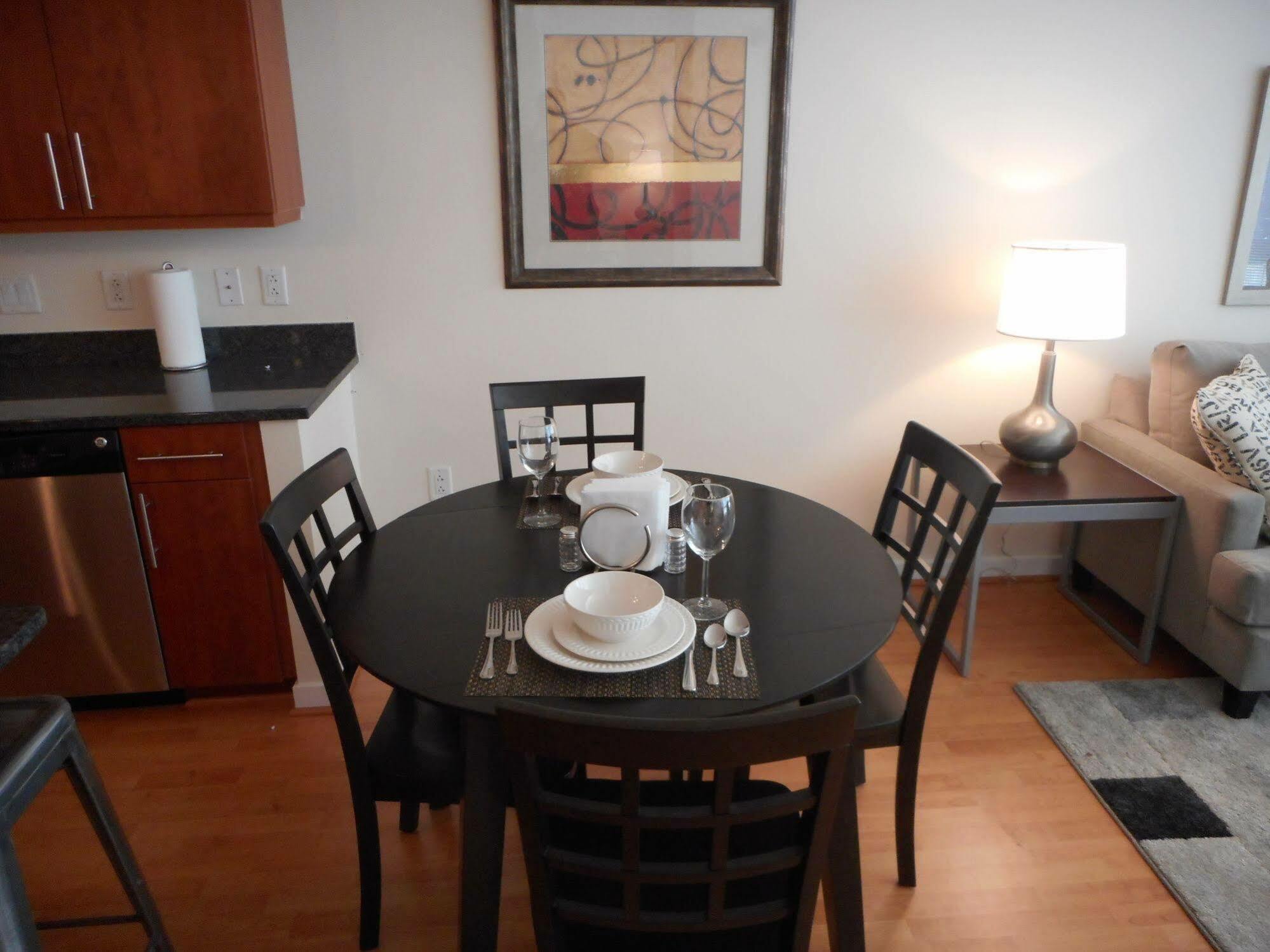 Weichert Suites At Wisconsin Place تشيفي تشيس المظهر الخارجي الصورة