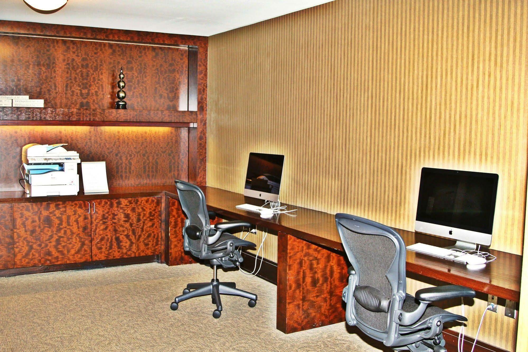 Weichert Suites At Wisconsin Place تشيفي تشيس المظهر الخارجي الصورة